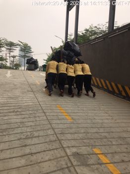 Công việc vất vả nhưng nắng mưa không ngại khó khăn